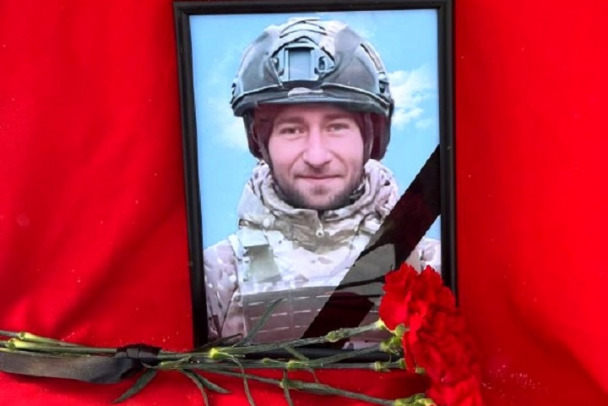 В Тихвине простились с погибшим в зоне СВО стрелком