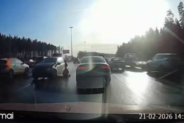 На залитом солнцем участке КАД у Янино - массовая авария