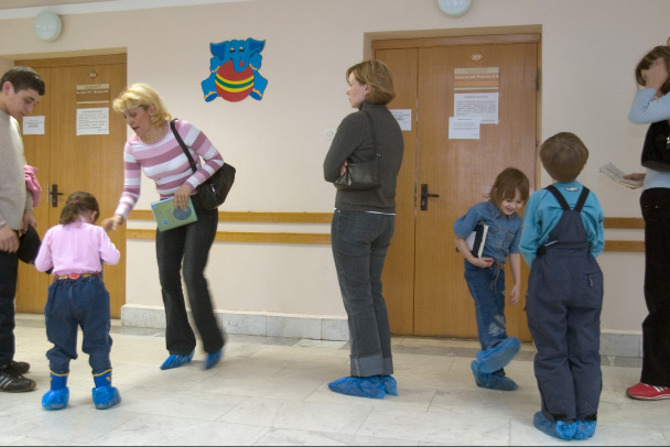 В больницах могут отменить бахилы над этим размышляют в Госдуме