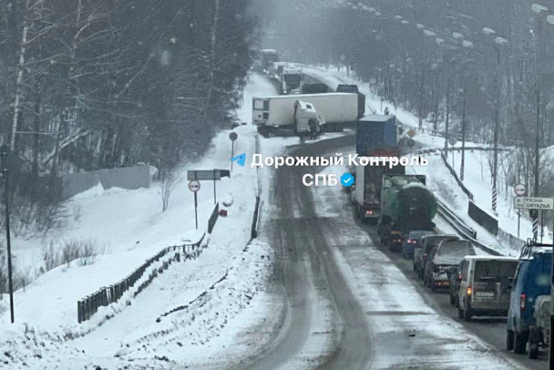 Фура сложилась на трассе под Гатчиной, собираются километровые пробки