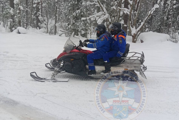 Спасатели эвакуировали мужчину с озера Комсомольское