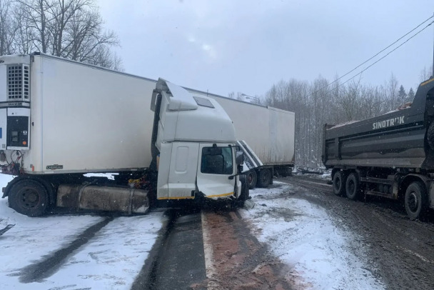 На трассе под Гатчиной ввели реверс после ДТП с фурой 