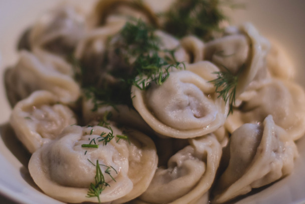 Посетитель с муляжом гранаты требовал водки и пельменей в магазине Петербурга