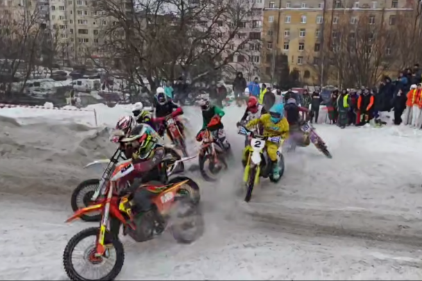 Громкие моторы и снежные трассы: в Выборге прошел мотокросс 