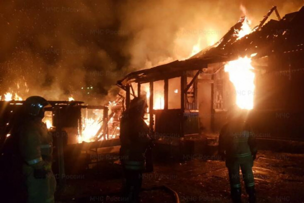 На пожаре под Лугой, где сгорели три дома, погиб мужчина