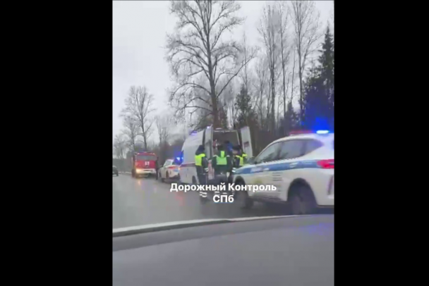 Разворот через всю трассу на Нарве завершился ДТП и полетом в кювет  видео