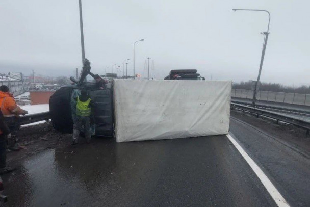 Газель опрокинулась на съезде с КАД. Есть погибший
