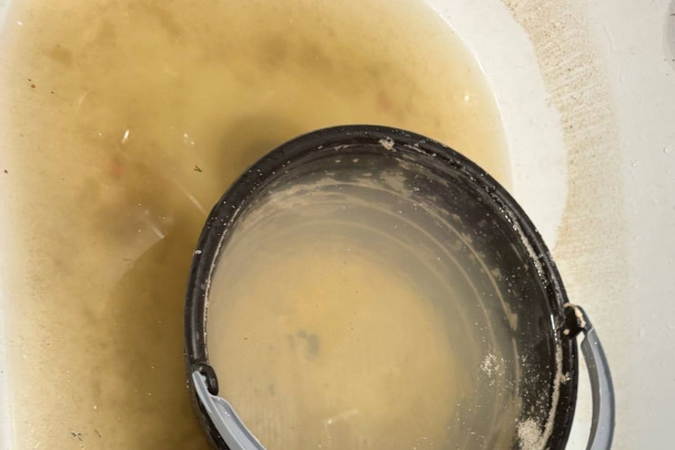 Зловонные стоки залили ванны жителей Малых Колпанов. Дело в забитых колодцах