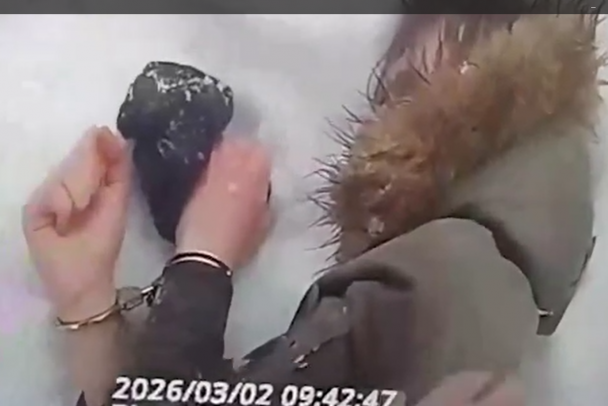 Под наркотиками - в окна. Что делал мужчина в Петербурге перед тем, как в наручниках рухнуть в снег у детского сада