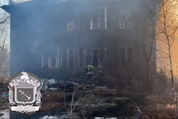 В Шлиссельбурге тушат деревянный барак без жильцов - видео