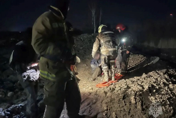 Спасатели вызволяли двух школьниц из канавы в Мурино