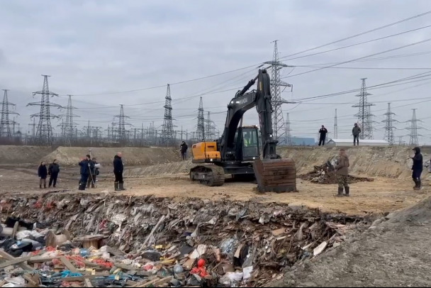 Вонючий пирог. Строительные отходы в Новосергиевке прятали под слоями грунта и песка - фото и видео