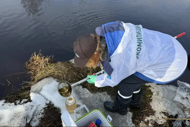 Приехали даже из ФСБ. После жалоб жителей на вонь и загрязнение реки Вьюн там взяли пробы воды