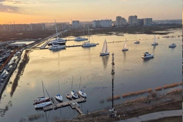 Между Мурино и Буграми теперь море. Жители пилят мемы про новый город-порт