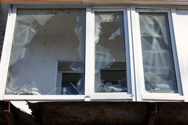 Ленобласть весь вечер отбивается от БПЛА. Ковер, сигнал бедствия, выбитые стекла