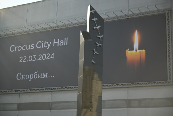 В годовщину теракта в Крокусе цветы несут к мемориалу