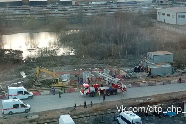 Двое угодили в глубокую ловушку на стройке в Кудрово