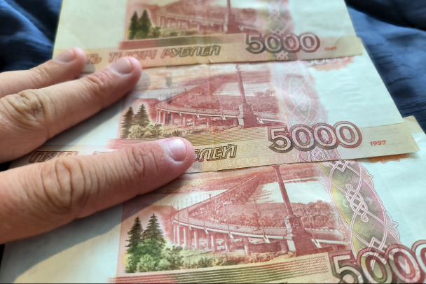 Взятка от тяжеловоза. В биографии экс-гаишника в Выборге нашли деньги за редкую категорию