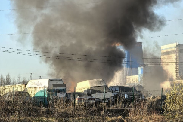 Фото: Огонь охватил бензовозы на окраине Петербурга