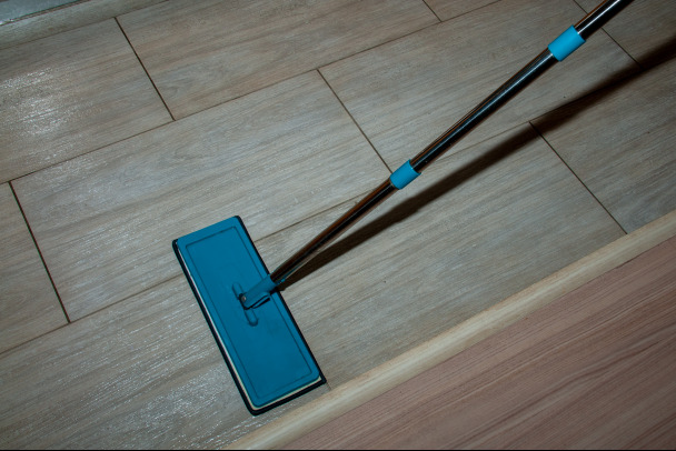 Эксперт рассказал, как и зачем мыть полы чаем