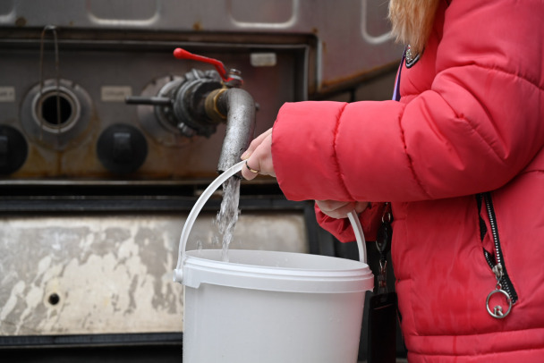 Бригады Леноблводоканала устраняют течь из стального водопровода в Кингисеппе