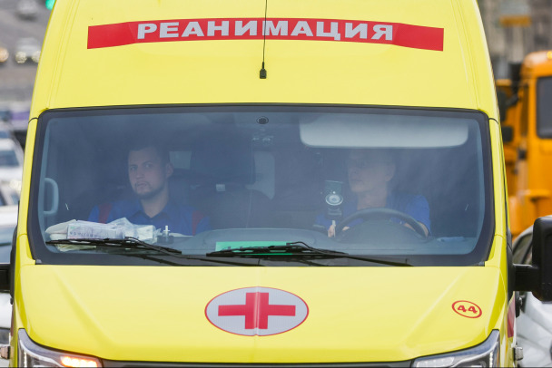 Каршеринг сбил двух девочек на пешеходном переходе в Петербурге. Одна из них погибла