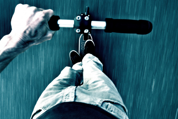 Жителя Гатчины оштрафовали на 200 тысяч за нетрезвую поездку на электросамокате