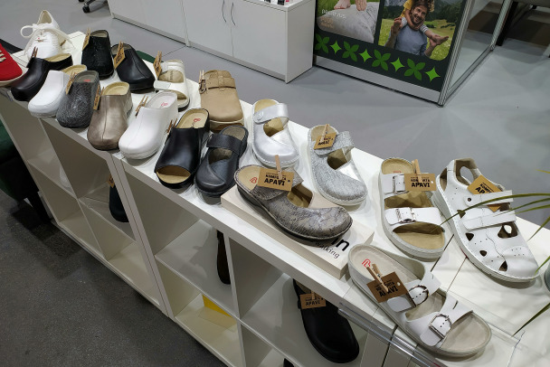 На каблуках плохо и без них не очень. Флеболог рассказала об опасности обуви на плоской подошве