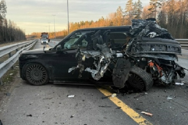 Грузовик тотально искорежил электромобиль с разряженной батареей на М-11 Нева