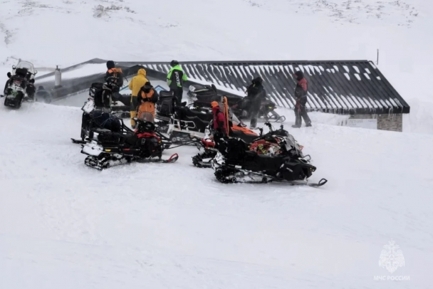 В МЧС показали, как пятерку найденных туристов спасали с гор Камчатки вертолетом