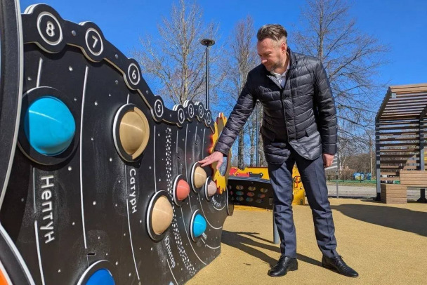 По лунным кратерам. Детская космоплощадка открылась в Кировске ко Дню космонавтики