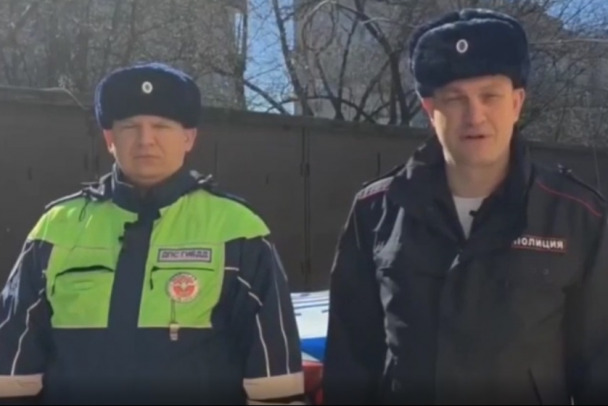 С мигалками наперегонки со временем: в Петербурге полицейские спасли младенца (видео)