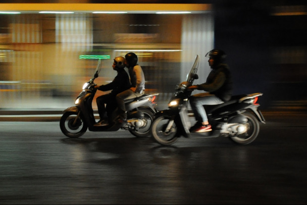 Байкера увезли в больницу после ДТП в Петербурге