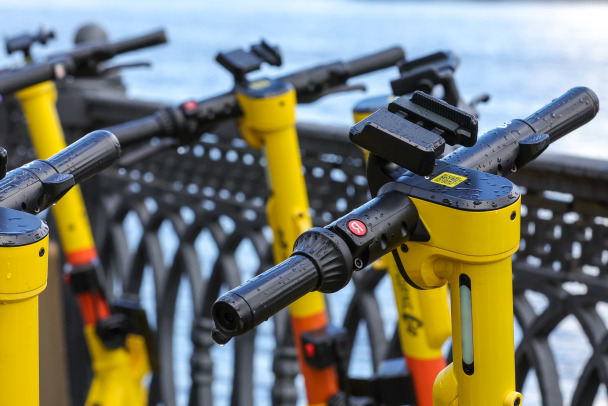 17-летняя девушка в тяжелом состоянии после ДТП с электросамокатом в Петербурге