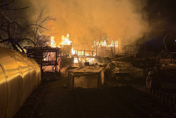Огонь с одного участка на другой. Дома и бытовки сильно горели под Васкелово