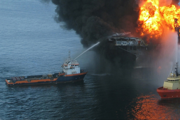 В Туапсе после разлива нефтепродуктов на реке установили более 700 метров ограждений