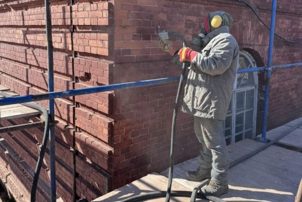 В Ивангороде демонтируют крылечки здания бывшей таможни (фото)