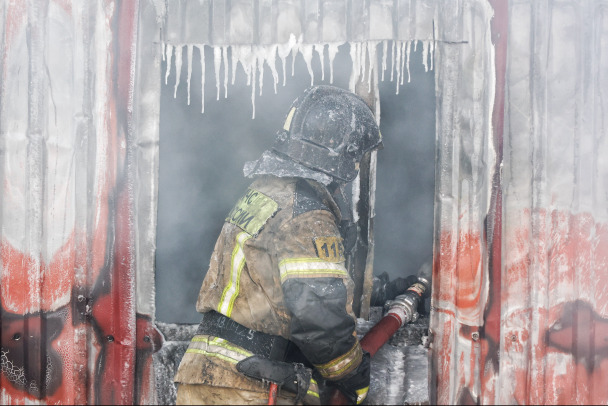 В Подпорожье тушат 900 квадратов ангара