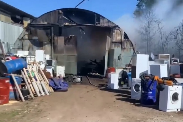 В Подпорожье потушили ангар, горевший на 900 квадратах