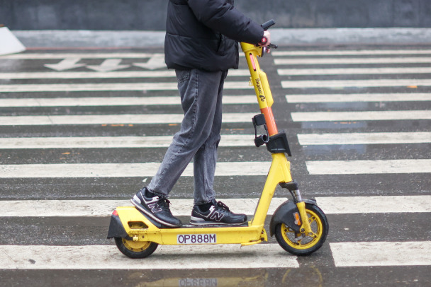 Автобус сбил школьницу на самокате в Выборге