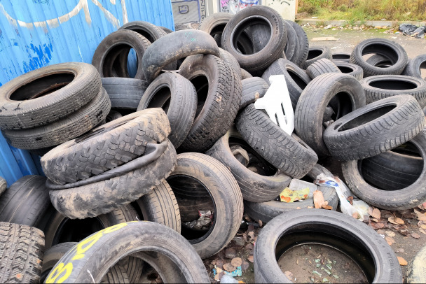 Водителям из Гатчины и Луги предлагают сдать старые покрышки