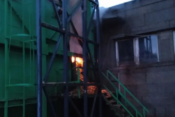 На производстве в Кингисеппе горят опилки