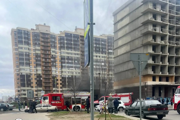 Столб дыма поднялся из паркинга в Мурино