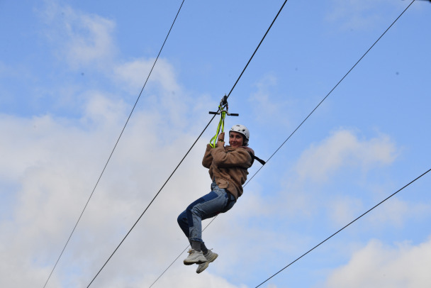 Организатор развлечений пойдет под суд после столкновения посетителей на зиплайне в Давинчи Парке