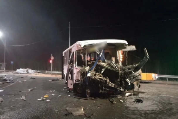 Суд назначил запрет определенных действий водителю грузовика, что столкнулся с автобусом в Гатчинском районе