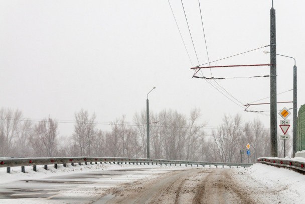 Дорожные специалисты предупреждают водителей о плохой погоде и сантиметрах снега