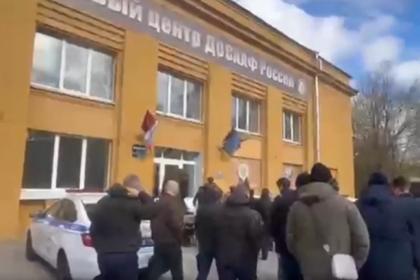 Полиция показала, как заходила к главному стрелку ДОСААФ Петербурга за банковскими гарантиями на 98,7 млн