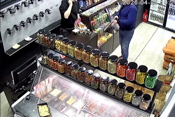 Как мужчина палил из обреза в пивточке в деревне Петровское