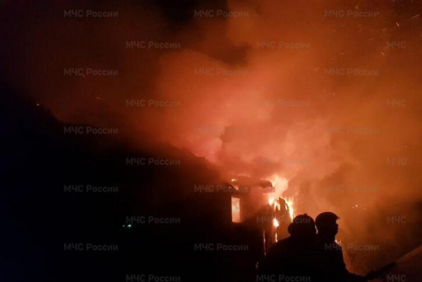 Гаражи и сараи четыре часа ярко полыхали в Усть-Луге