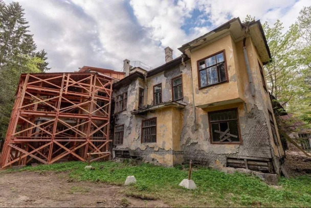 Выставлена на торги дача Фаберже в Парголово. Реставрацией интересовалась Яна Рудковская
